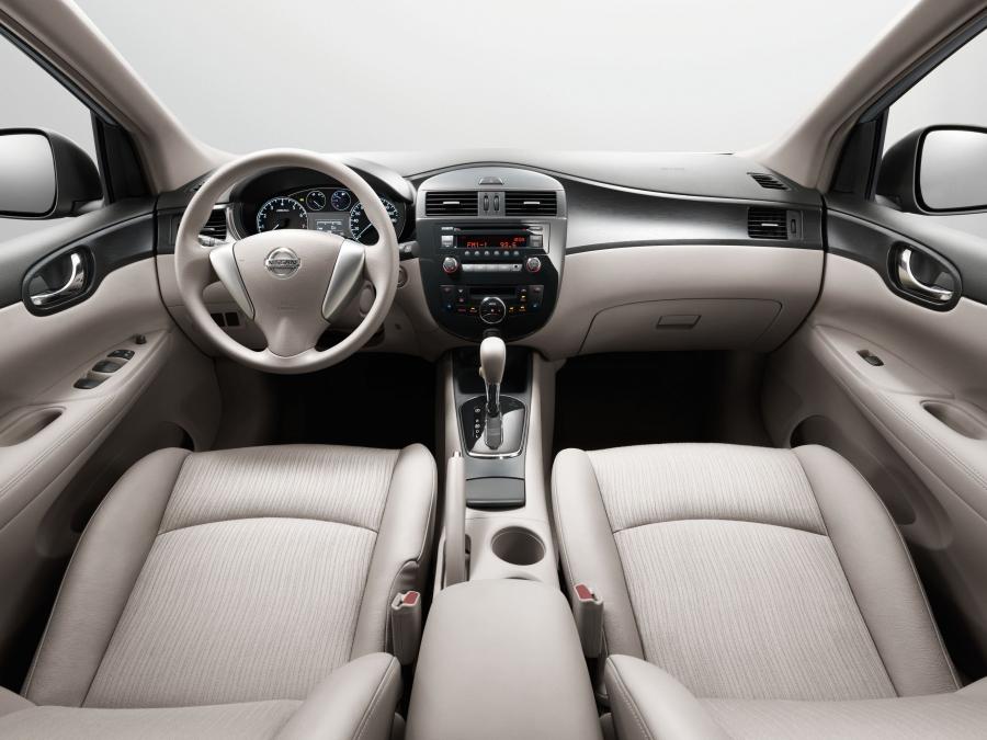  Nissan Tiida 2012 года  (фото 2 из 10)